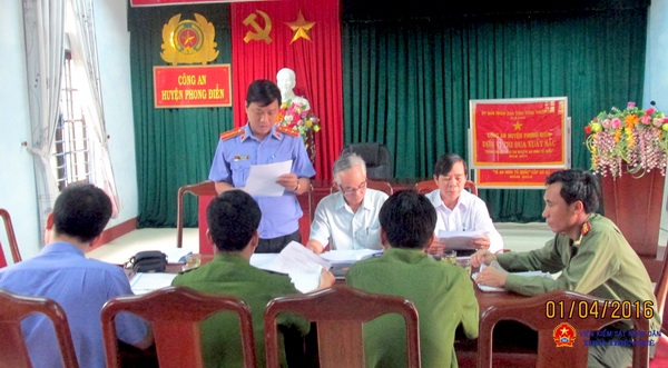 Đồng chí Nguyễn Dư Thắng – Phó Viện trưởng Viện kiểm sát nhân dân – Trưởng đoàn kiểm tra, giám sát công bố quyết định kiểm sát