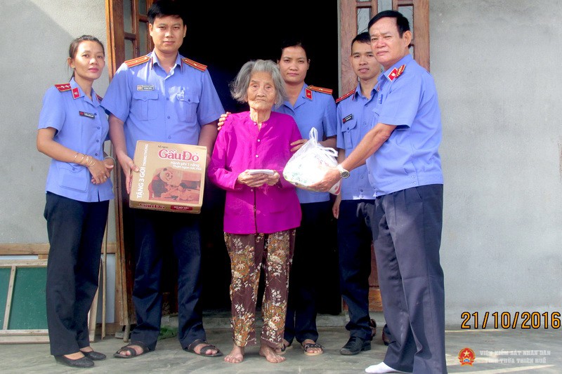 Đồng chí Đoàn Văn Năm – Bí thư chi bộ, Viện trưởng VKSND huyện Phong Điền cùng đại diện Công đoàn, Chi đoàn thăm và tặng quà mẹ Đoàn Thị Gái