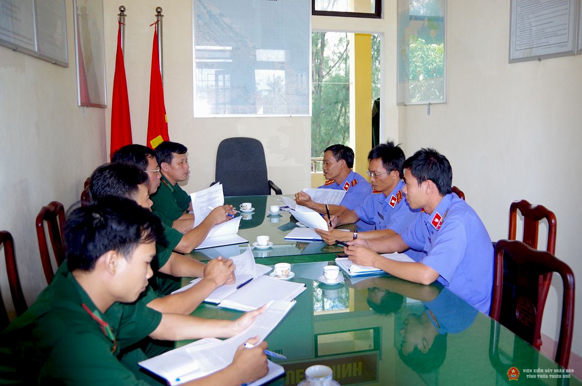 Đoàn công tác VKSND huyện Phú Lộc kiểm sát công tác tiếp nhận, giải quyết tin báo tố giác tội phạm và kiến nghị khởi tố tại đồn biên phòng Vinh Hiền, huyện Phú Lộc.