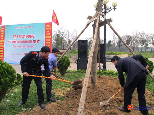Lãnh đạo và cán bộ VKS Hương Trà tham gia ngày hội trồng cây