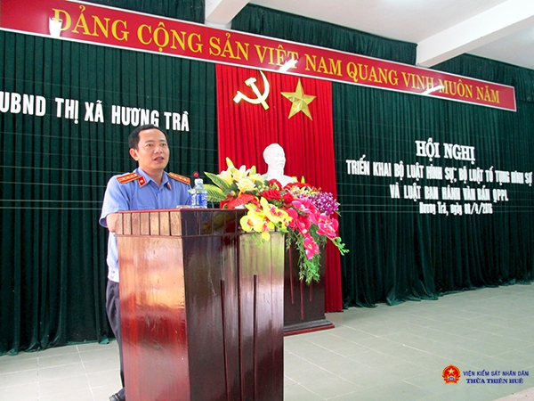 Đ/c Hoàng Phương Thảo – Thị uỷ viên, Viện trưởng VKSND Thị xã Hương Trà  triển khai các luâth tại Hội nghị