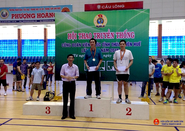Vận động viên Hồ Văn Trúc - VKSND tỉnh Thừa Thiên Huế nhận Huy chương bạc đơn nam bóng bàn