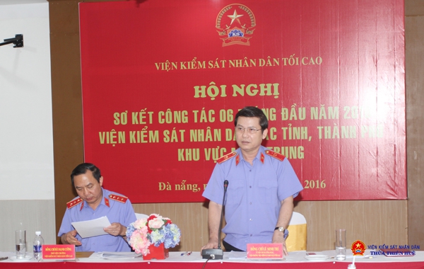 Đồng chí Lê Minh Trí, Ủy viên Trung ương Đảng,   Viện trưởng Viện kiểm sát nhân dân tối cao phát biểu chỉ đạo hội nghị