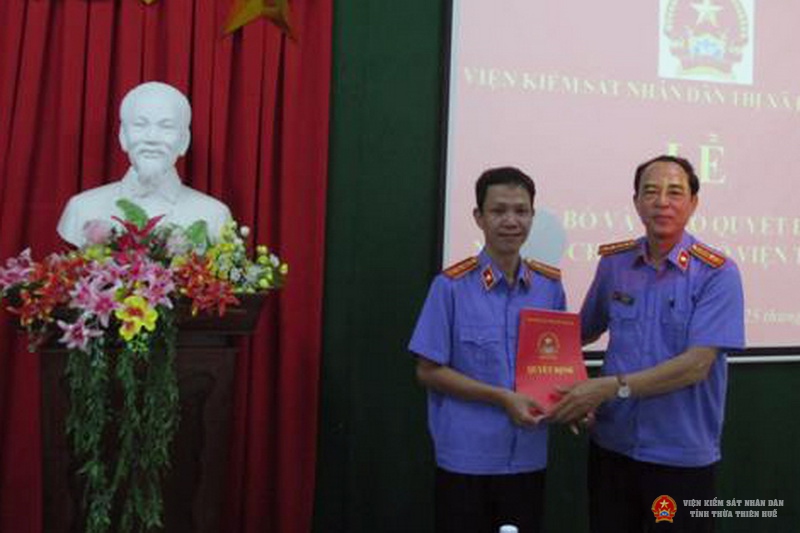 Đồng chí Lại Đình Hùng - Ủy viên Ban cán sự đảng, Phó Viện trưởng viện kiểm sát nhân dân tỉnh Thừa Thiên Huế trao quyết định cho đồng chí Hồ Vũ Phong