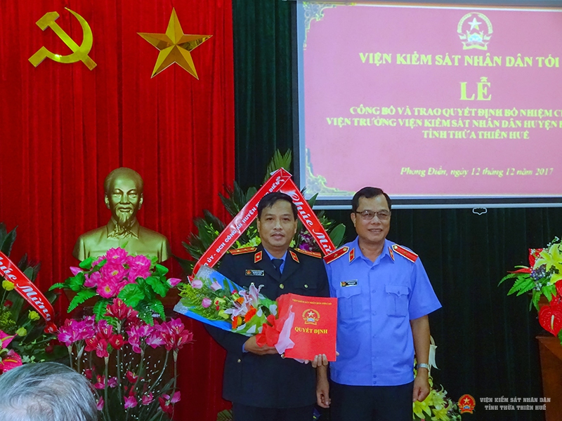 Đồng chí Trần Đại Quang trao Quyết định bổ nhiệm Viện trưởng Viện kiểm sát nhân dân huyện Phong Điền cho đồng chí Nguyễn Dư Thắng