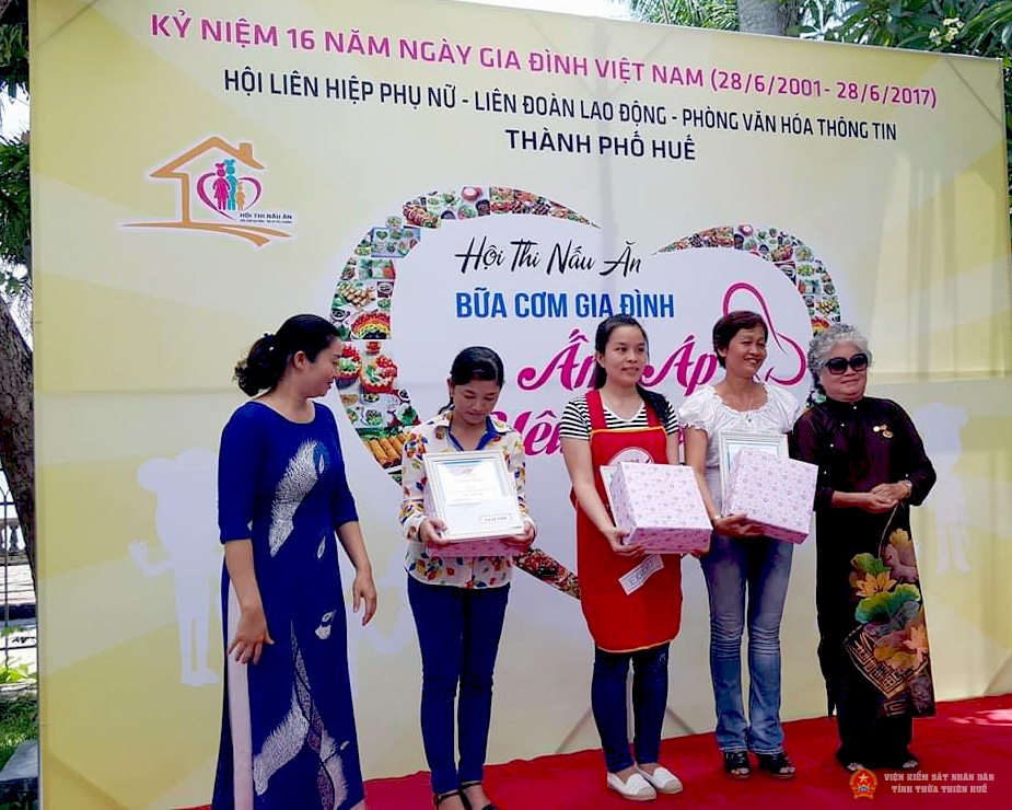 Trần Thị Nhàn Phú (đứng giữa) - Đại diện Đội thi CĐCS Viện KSND thành phố Huế nhận giải nhì.