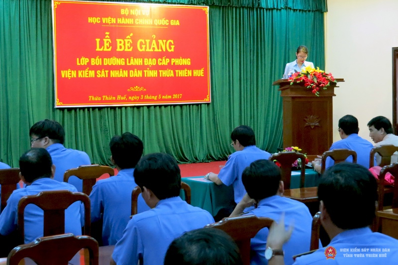 ThS. Mai Thị Phương Dung trình bày báo cáo tổng kết khóa học