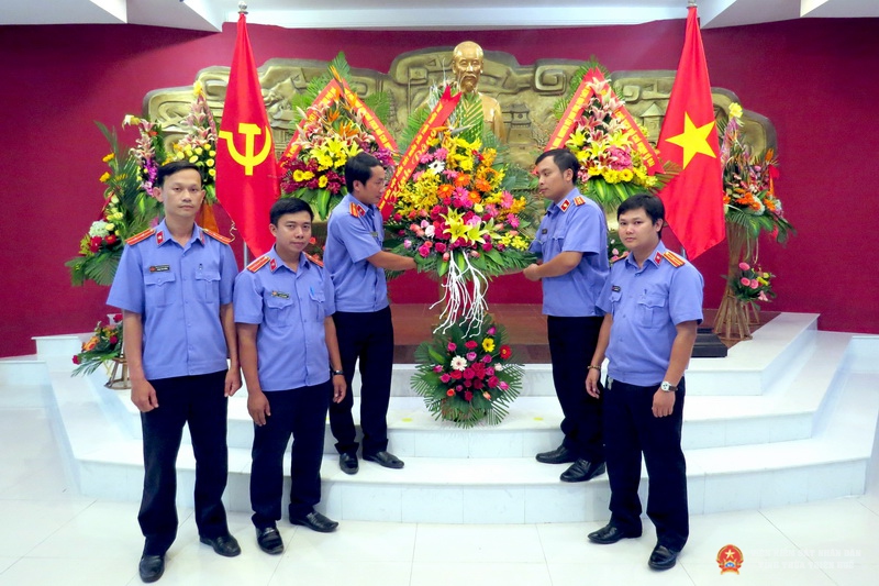 Dâng hoa, báo công nhân kỷ niệm 127 năm ngày sinh của Chủ tịch Hồ Chí Minh (19/5/1890 - 19/5/2017).