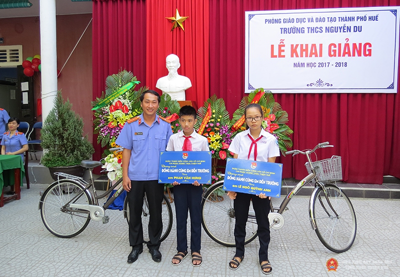 Đại diện Chi đoàn Viện kiểm sát nhân dân tỉnh Thừa Thiên Huế trao tặng quà cho các em học sinh nghèo, vượt khó