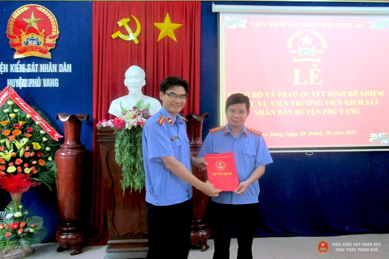 Đồng chí Nguyễn Thanh Hải – Phó viện trưởng VKSND tỉnh Thừa Thiên Huế trao Quyết định bổ nhiệm