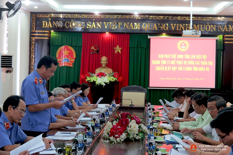 Đồng chí Trần Đại Quang – Tỉnh ủy viên, Bí thư Ban cán sự Đảng, Viện trưởng VKSND tỉnh báo cáo tình hình công tác kiểm sát với Ban pháp chế.