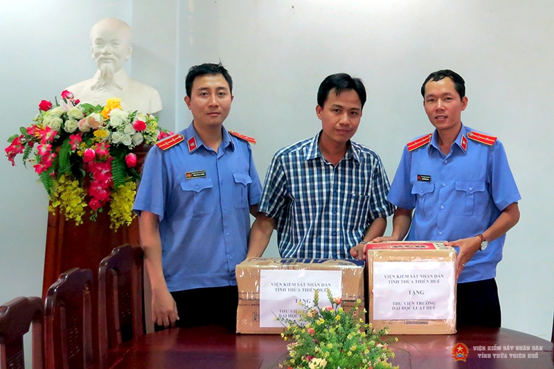 Viện KSND tỉnh Thừa Thiên Huế tặng tạp chí Kiểm sát và tạp chí khoa học Kiểm sát tại trường Đại học Luật - Đại học Huế