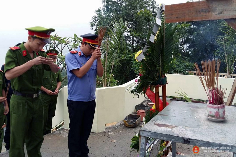 Dâng hương và dân hoa tưởng niệm tại Nghĩa trang liệt sỹ huyện Phú Lộc.
