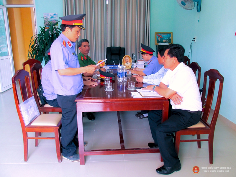 Đ/c Nguyễn Văn Luận – Phó Viện trưởng VKSND huyện Phú Vang thông qua Quyết định trực tiếp kiểm sát tại UBND thị trấn Thuận An