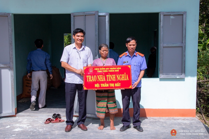 VKSND Thừa Thiên Huế trao tặng thêm 2 ngôi nhà tình nghĩa