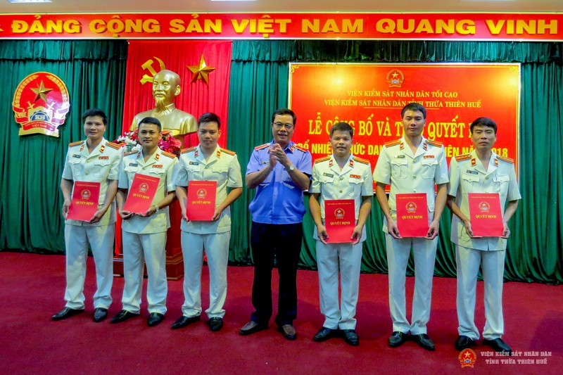 Đồng chí Trần Đại Quang, Tỉnh ủy viên, Viện trưởng Viện kiểm sát nhân dân tỉnh Thừa Thiên Huế trao Quyết định cho các đồng chí mới được bổ nhiệm chức danh Kiểm sát viên