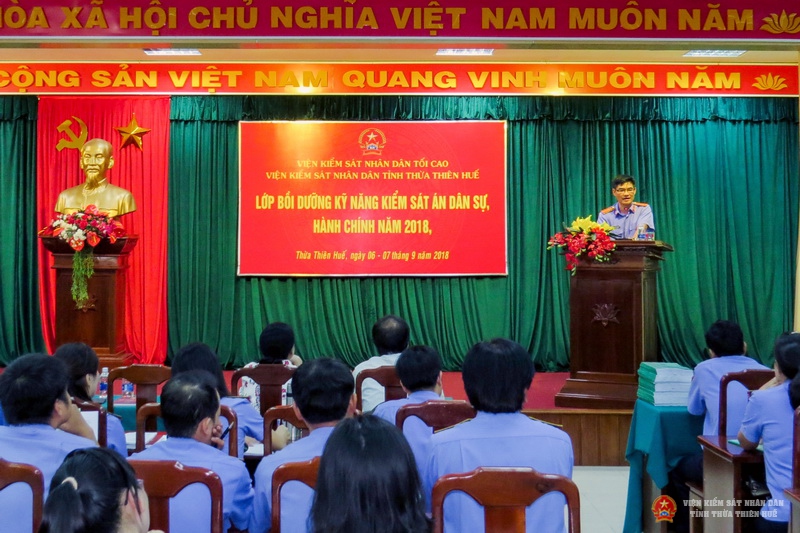 Đồng chí Nguyễn Thanh Hải - Phó Viện trưởng phụ trách VKSND tỉnh Thừa Thiên Huế phát biểu tại lớp bồi dưỡng