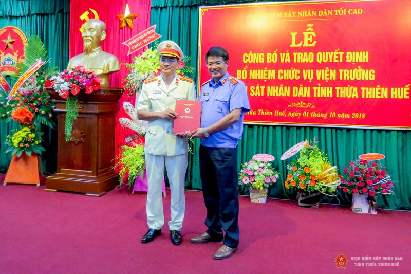 Đồng chí Nguyễn Huy Tiến, Phó Viện trưởng Viện kiểm sát nhân dân tối cao trao Quyết định bổ nhiệm Viện trưởng cho đồng chí Nguyễn Thanh Hải