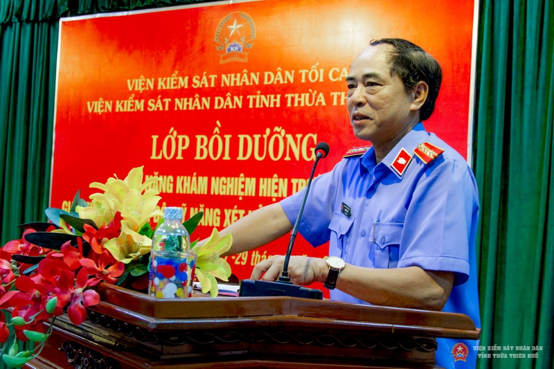 Đ/c Lại Đình Hùng - Phó Viện trưởng Viện KSND tỉnh Thừa Thiên Huế phát biểu chỉ đạo tại buổi khai giảng