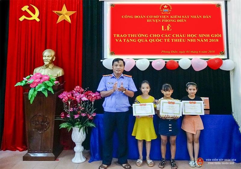 Đồng chí Nguyễn Dư Thắng - Bí thư Chi bộ, Viện trưởng VKSND huyện Phong Điền tặng thưởng cho các em có thành tích xuất sắc trong học tập