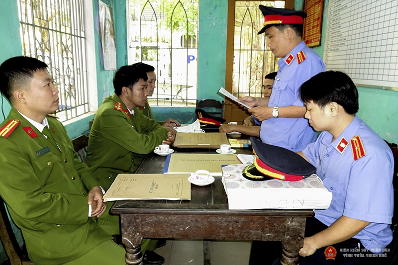 Đồng chí Nguyễn Văn Luận – Phó Viện trưởng thông qua Quyết định trực tiếp kiểm sát