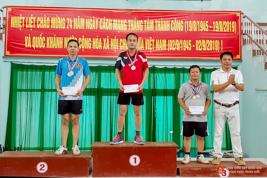 Đồng chí Hồ Văn Trúc, Viện trưởng VKSND huyện Quảng Điền đoạt giải nhì môn bóng bàn nội dung đơn nam lãnh đạo