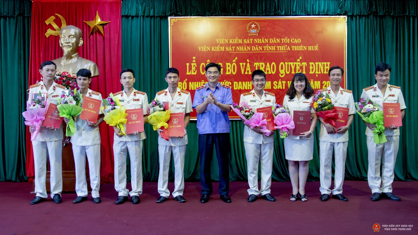 Đồng chí Nguyễn Thanh Hải, Bí thư Ban cán sự, Viện trưởng VKSND tỉnh chúc mừng các đồng chí được bổ nhiệm.