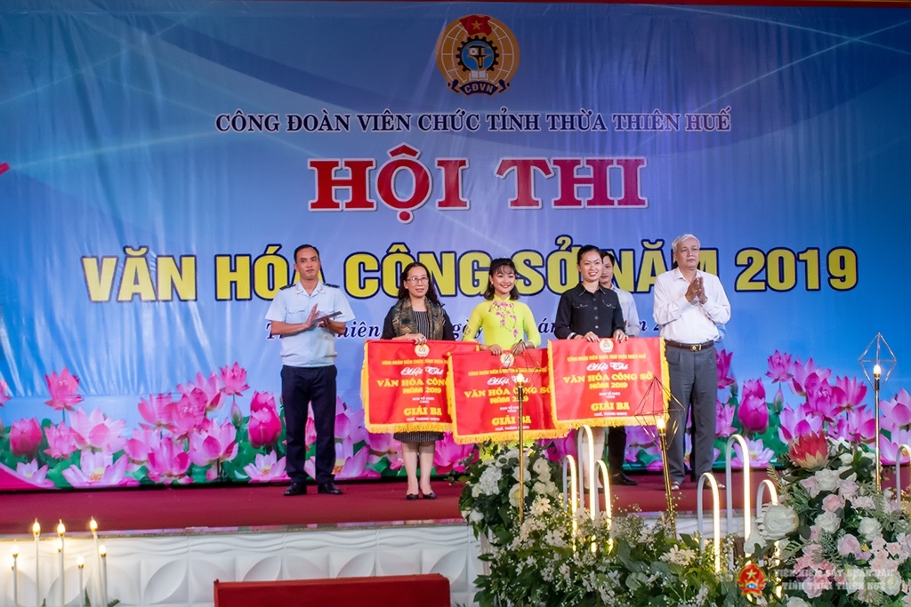 Đại diện Công đoàn VKSND tỉnh Thừa Thiên Huế nhận giải 3 của Hội thi (ngoài cùng bên phải của ảnh)