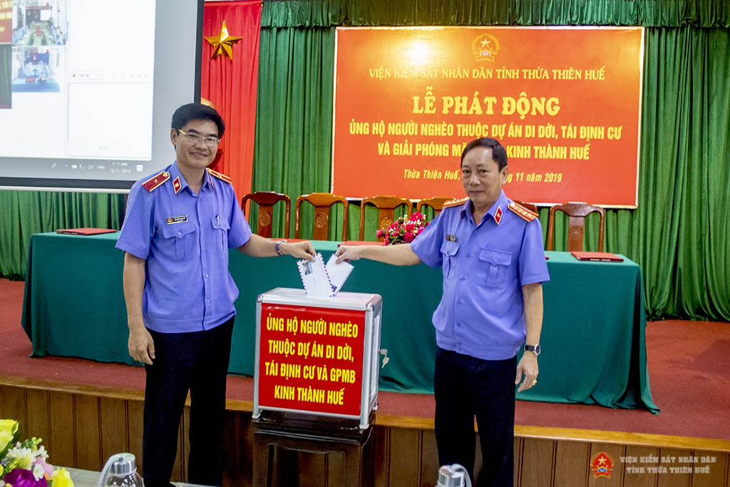 Các đồng chí Lãnh đạo VKSND tỉnh Thừa Thiên Huế đóng góp hỗ trợ người nghèo.