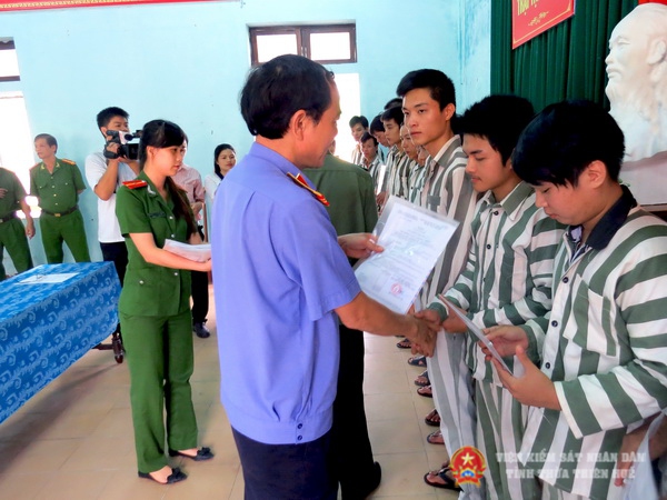 Đồng chí Lại Đình Hùng – Phó Viện trưởng VKSND tỉnh Thừa Thiên Huế trao Quyết định đặc xá cho các phạm nhân (Ảnh minh họa)