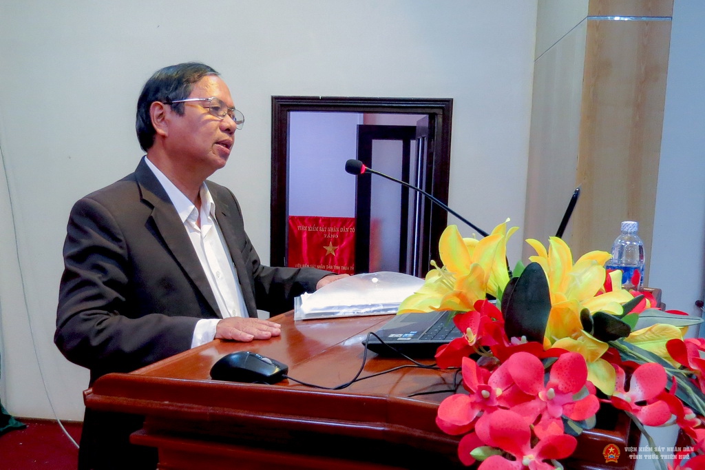 Đồng chí Phan Công Tuyên, nguyên Trưởng ban tuyên giáo Tỉnh ủy, báo cáo về các nội dung cơ bản của Hội nghị Trung ương 8 Khóa XII