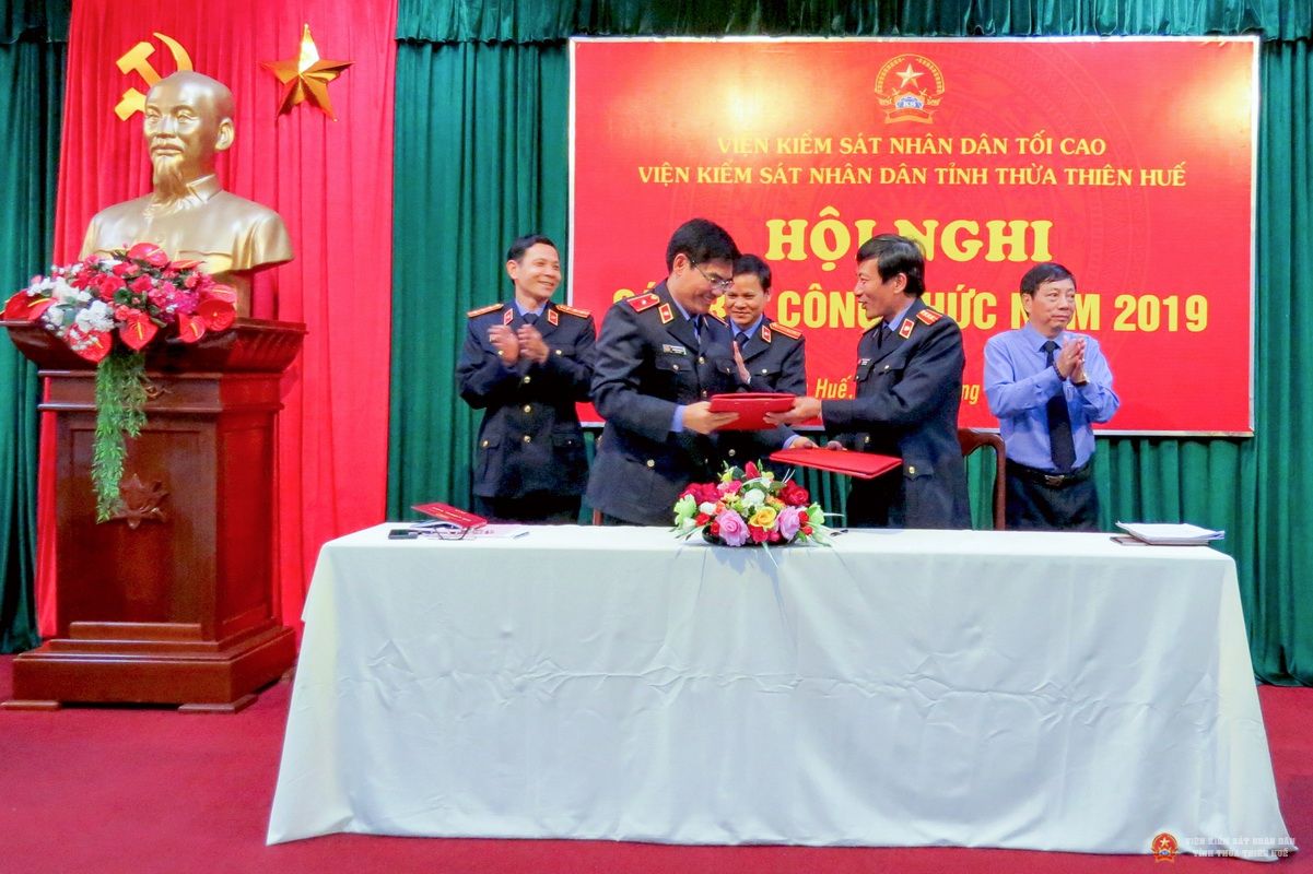 Đồng chí Hà Văn Thanh và đồng chí Nguyễn Thanh Hải ký kết giao ước thi đua năm 2019