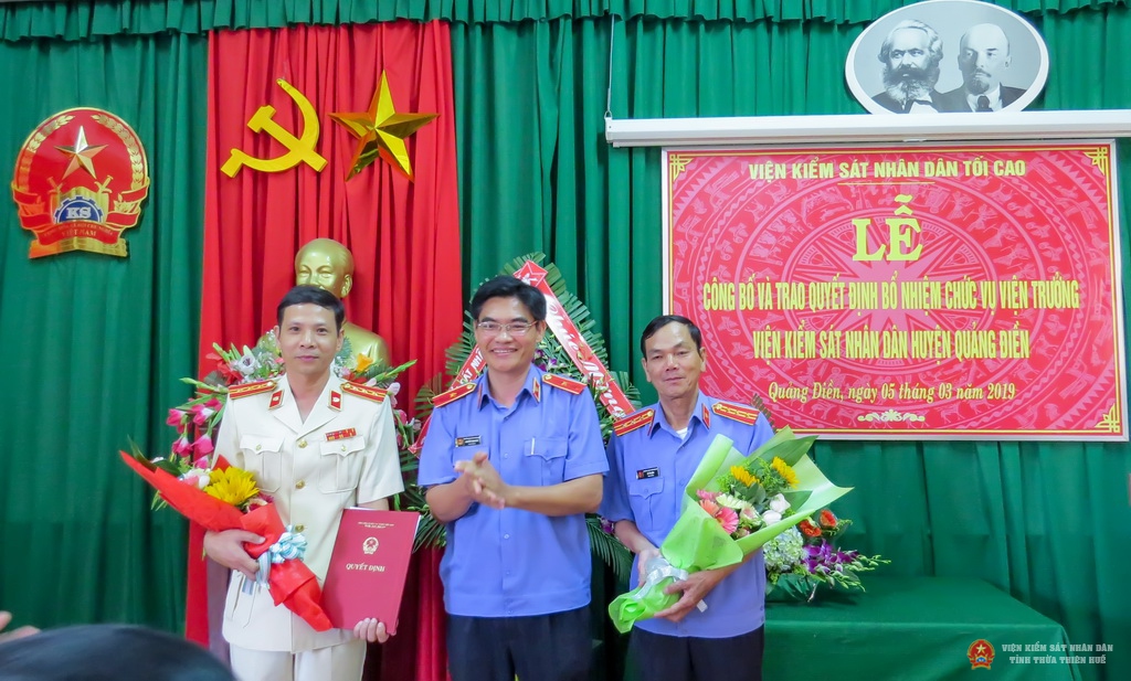 Đồng chí Nguyễn Thanh Hải, Viện trưởng VKSND tỉnh Thừa Thiên Huế trao Quyết định bổ nhiệm Viện trưởng VKSND huyện Quảng Điền cho đồng chí Hồ Văn Trúc.