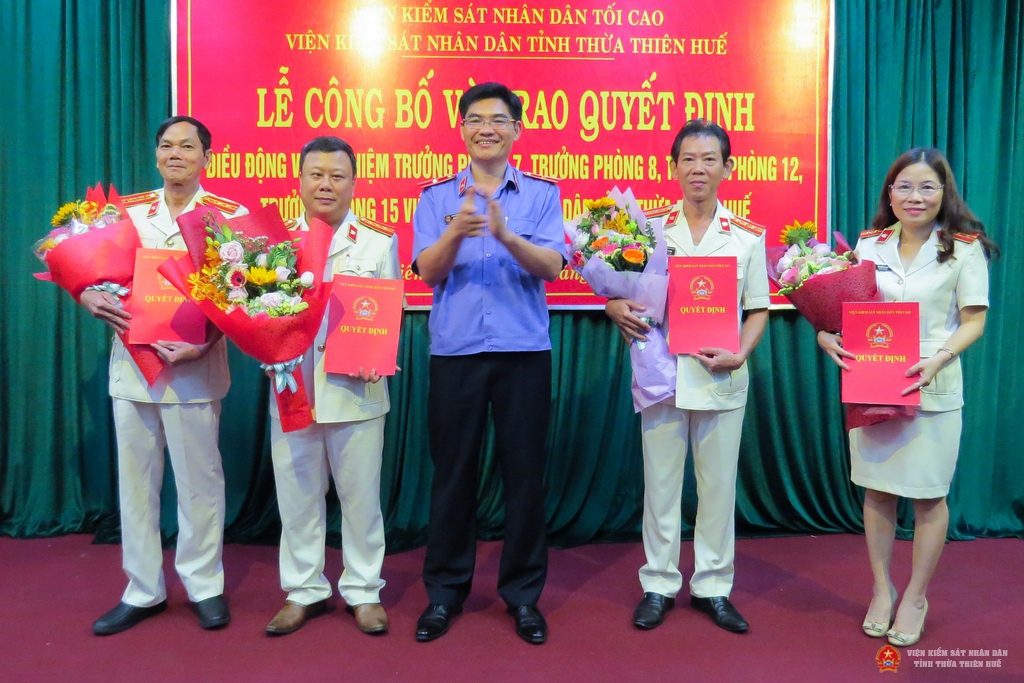 Đồng chí Nguyễn Thanh Hải, Viện trưởng VKSND tỉnh Thừa Thiên Huế trao Quyết định cho các đồng chí mới được bổ nhiệm.