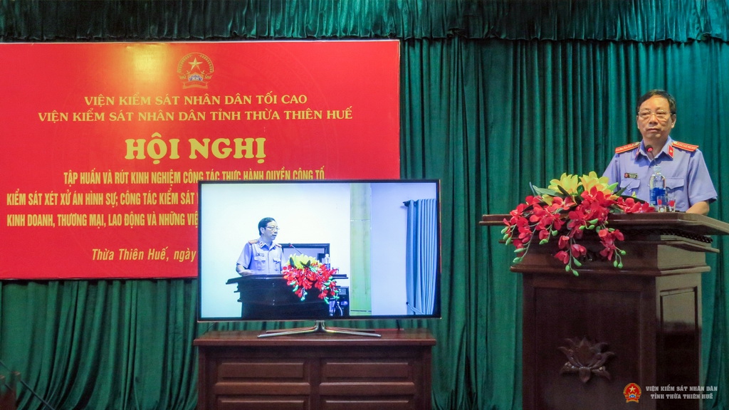 Đồng chí Trần Nhơn Vượng - Bí thư Đảng ủy, Phó Viện trưởng VKSND tỉnh phát biểu chỉ đạo tại Hội nghị.