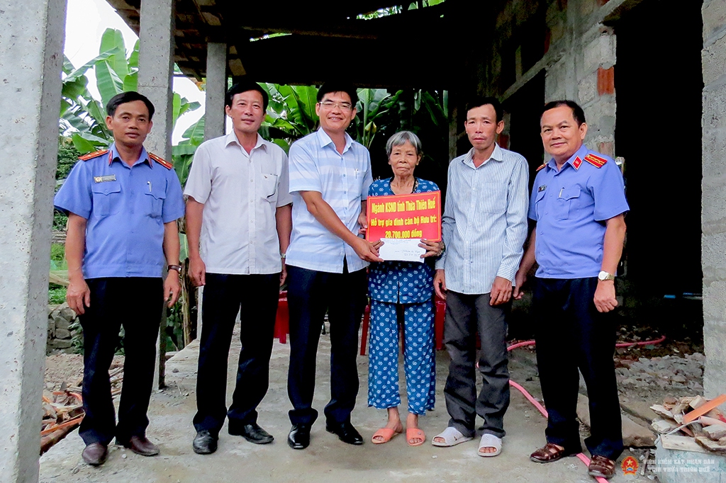Đồng chí Nguyễn Thanh Hải, Bí thư Ban cán sự, Viện trưởng Viện KSND tỉnh Thừa Thiên Huế trao quà cho gia đình đồng chí Nguyễn Văn Sét
