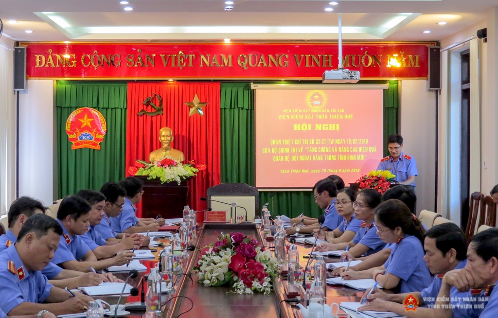 Đồng chí Nguyễn Thanh Hải, bí thư Ban cán sự, Viện trưởng Viện KSND tỉnh Thừa Thiên Huế phổ biến Chỉ thị số 32-CT/TW