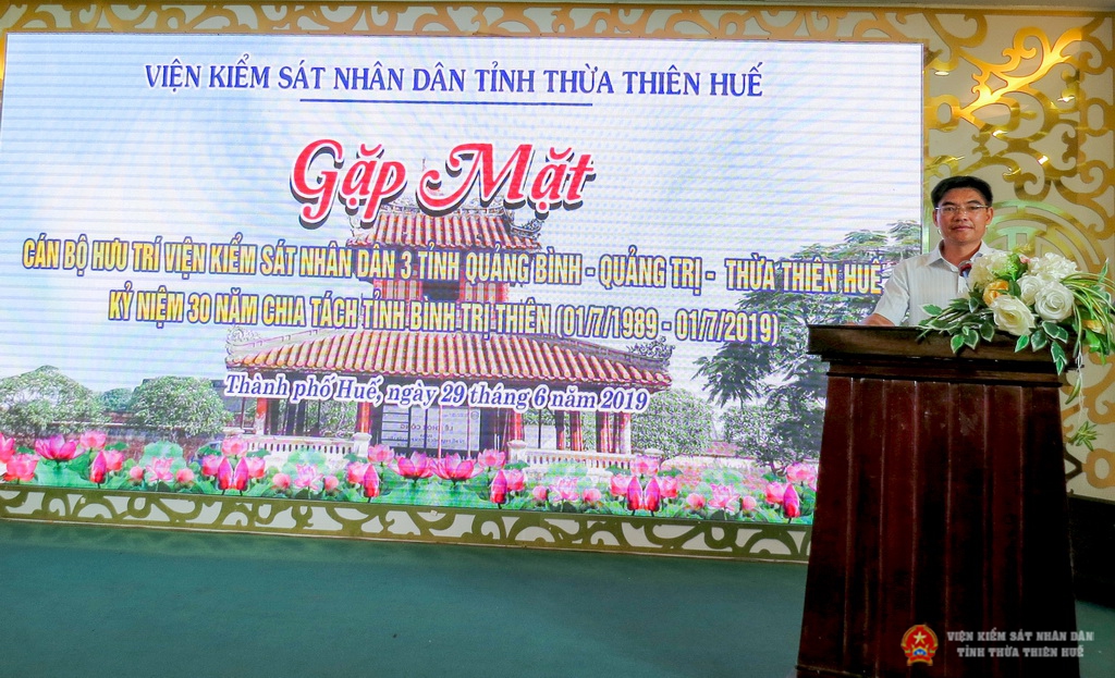 Đồng chí Nguyễn Thanh Hải - Viện trưởng VKSND tỉnh Thừa Thiên - Huế phát biểu chào mừng cán bộ hưu trí về dự buổi gặp mặt sau 30 năm