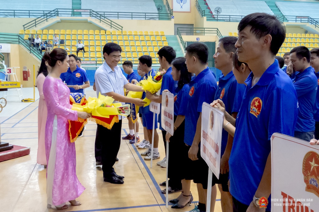 Đồng chí Nguyễn Thanh Hải - Bí thư Ban cán sự, Viện trưởng VKSND tỉnh tặng hoa cho các đơn vị tham dự giải.