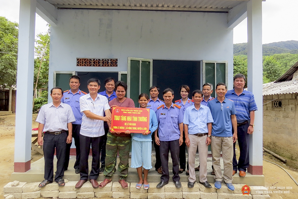 Đồng chí Nguyễn Thanh Hải, Viện trưởng VKSND tỉnh trao nhà tình nghĩa cho hộ anh Lê Văn Ngon