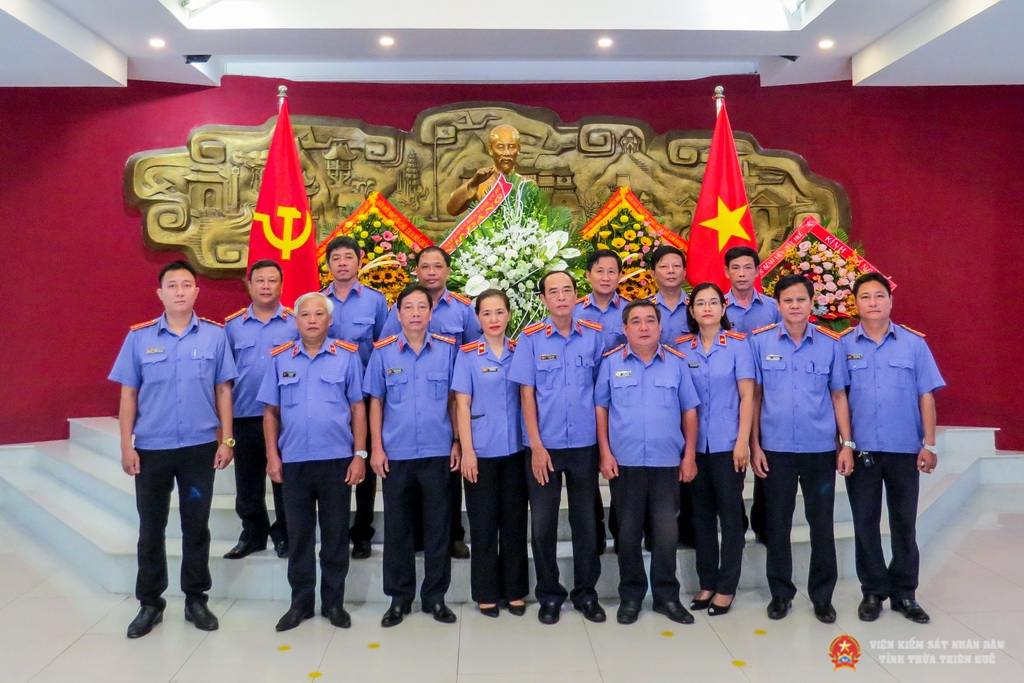 Đoàn đại biểu chụp ảnh lưu niệm dưới Tượng đài Chủ tịch Hồ Chí Minh