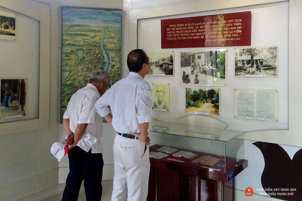 Tham quan các di tích trưng bày tại khu lưu niệm Chủ tịch Hồ Chí Minh ở làng Dương Nổ, huyện Phú Vang, tỉnh Thừa Thiên Huế.