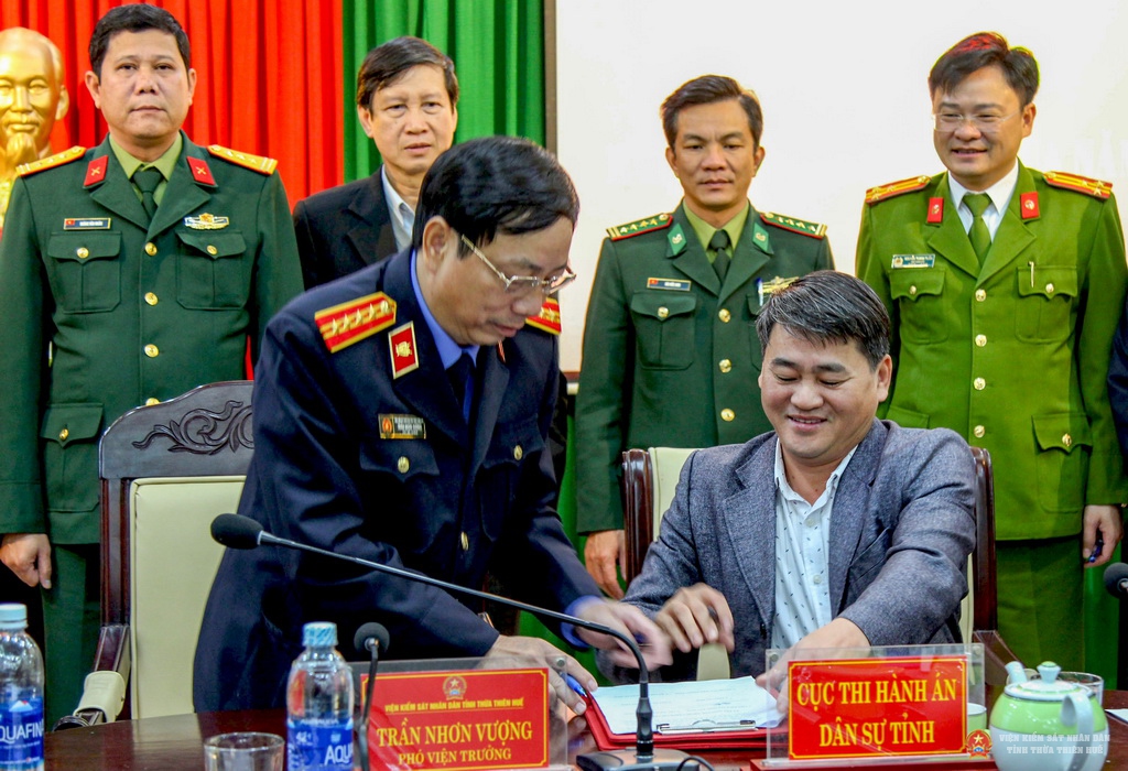 Đồng chí Trần Nhơn Vượng - Phó Viện trưởng Viện kiểm sát nhân dân tỉnh ký giao ước thi đua với Cục thi hành án dân sự tỉnh