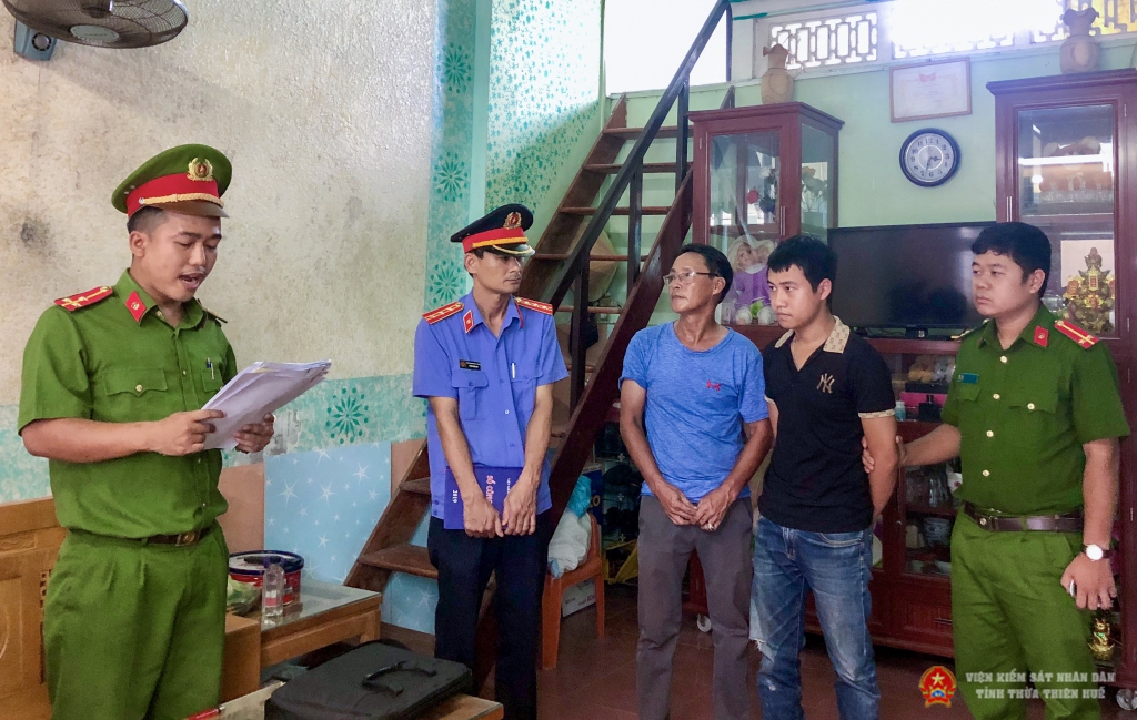 Đại diện Cơ quan Cảnh sát điều tra Công an tỉnh đọc lệnh bắt khẩn cấp đối tượng Trần Viết Rin