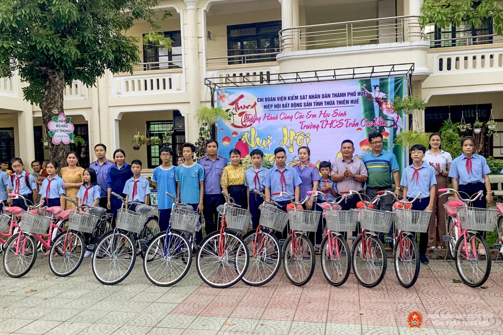 Ban chấp hành Chi đoàn VKSND thành phố Huế trao tặng xe đạp cho các em học sinh