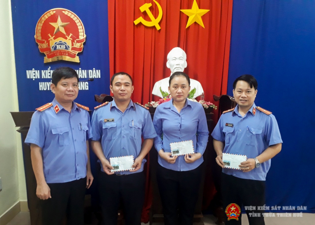 Đồng chí Hoàng Ngự Bình – Viện trưởng VKSND huyện Phú vang thừa ủy quyền trao quà cho 3 đồng chí