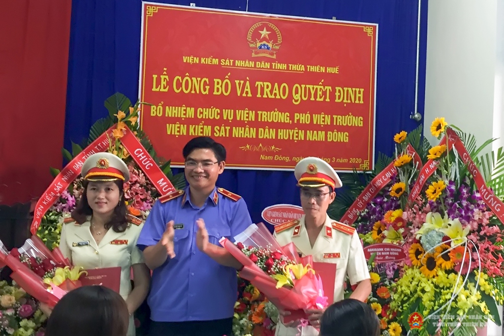 Đồng chí Nguyễn Thanh Hải – Bí thư Ban cán sự Đảng, Viện trưởng Viện kiểm sát nhân dân tỉnh Thừa Thiên Huế trao các Quyết định bổ nhiệm