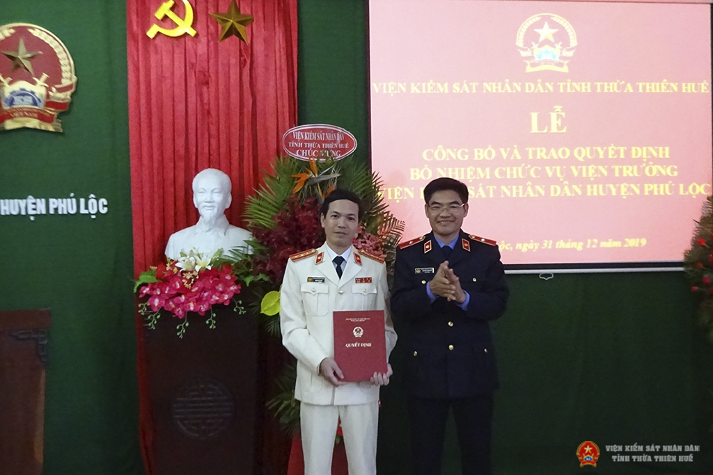 Đồng chí Nguyễn Thanh Hải - Tỉnh ủy viên - Bí thư Ban cán sự đảng - Viện trưởng Viện kiểm sát nhân dân tỉnh Thừa Thiên Huế trao quyết định cho đồng chí Phan Lộc Linh.