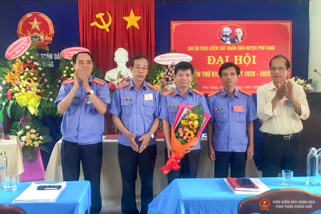 Chi ủy Chi bộ Viện kiểm sát nhân dân huyện Phú Vang nhiệm kỳ 2020 - 2025 nhận nhiệm vụ.