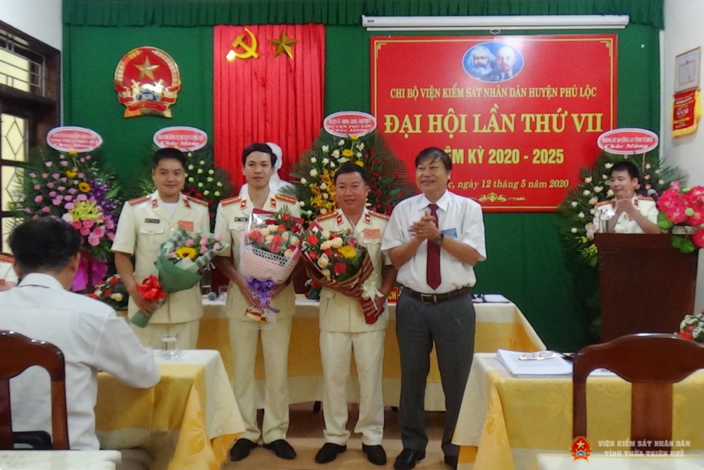Đồng chí Nguyễn Thái Sơn - Ủy viên Ban Thường vụ, Trưởng Ban Tuyên giáo Tỉnh ủy tặng hoa chúc mừng tập thể Chi ủy Chi bộ VKSND huyện Phú Lộc, nhiệm kỳ 2020 - 2025
